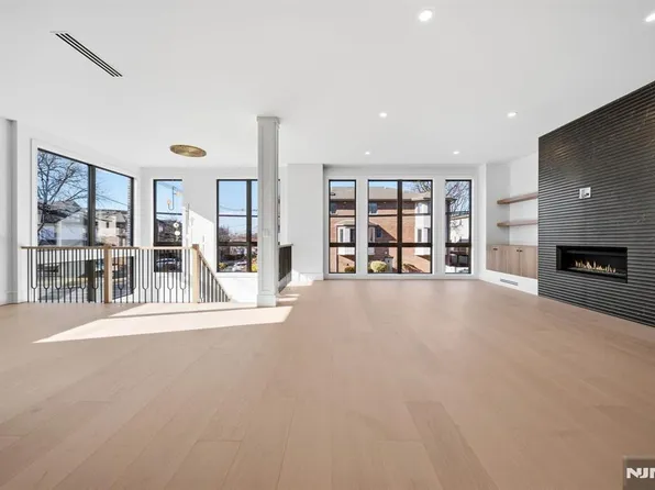 117 Henry St #A, Palisades Park, NJ 07650