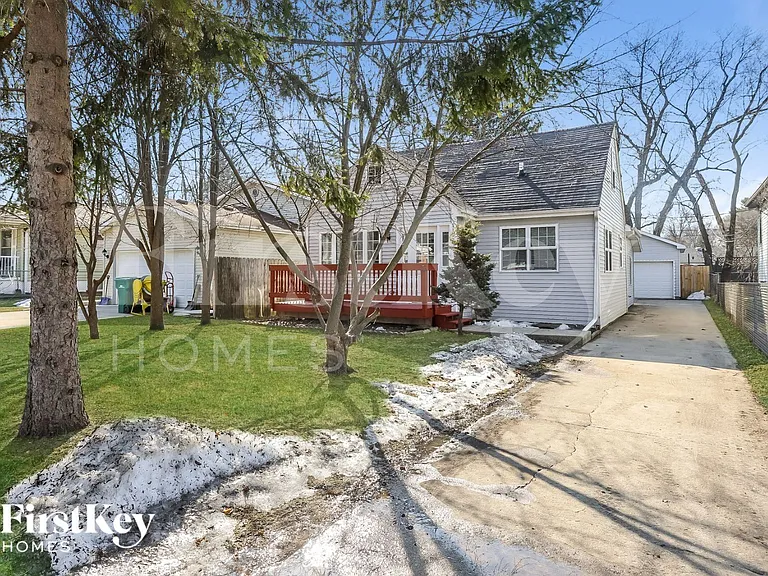 1102 Shoreland Ct — Photo 2