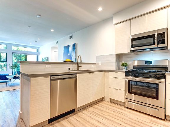3rd image of 338 N Mariposa Ave #402