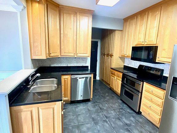 4th image of 33 Pear St