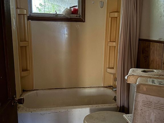 4th image of 412 W 51st St
