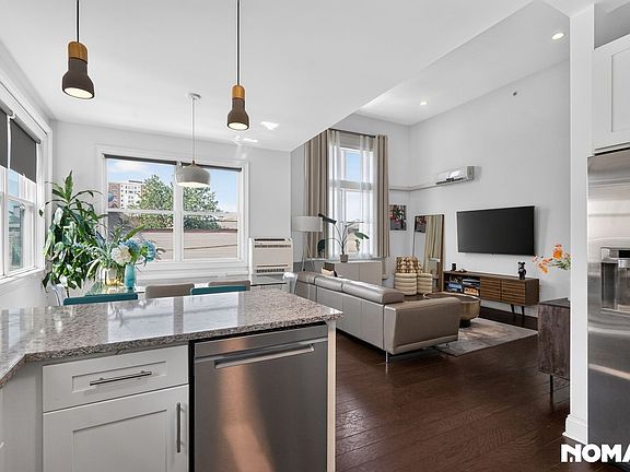 4th image of 140 36th St APT 404