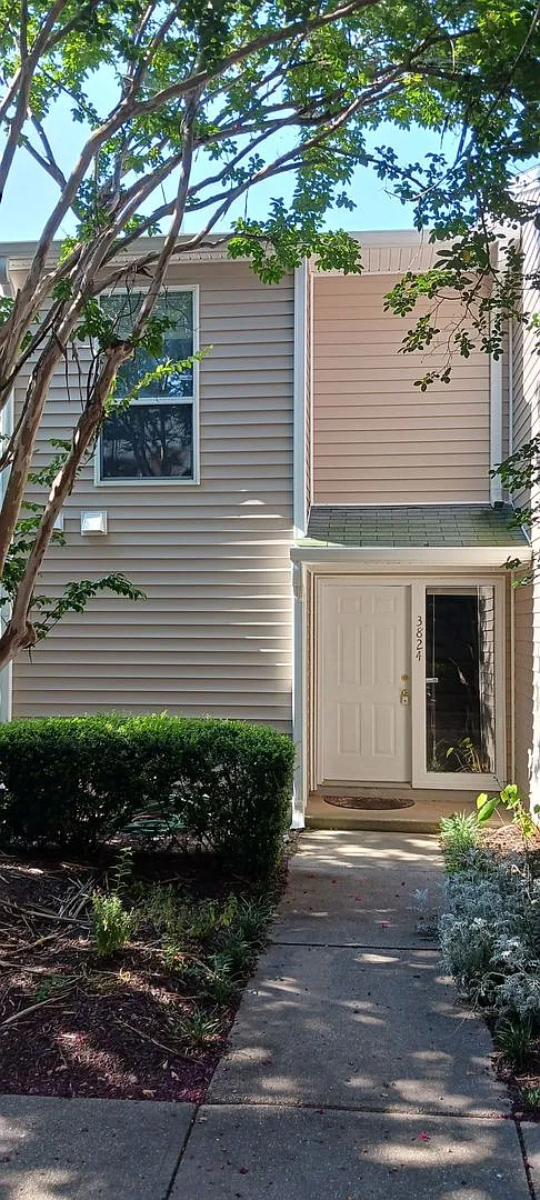 3 bedroom/ 1.5 bathroom- The Midlands — Photo 1