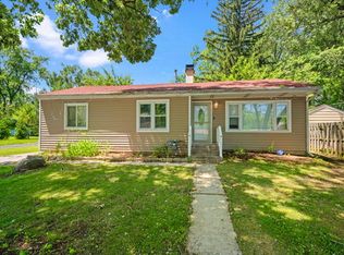 15 Indian Trl, Lake In The Hills, IL 60156
