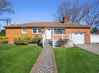 1 Pine St, Lake Grove, NY 11755