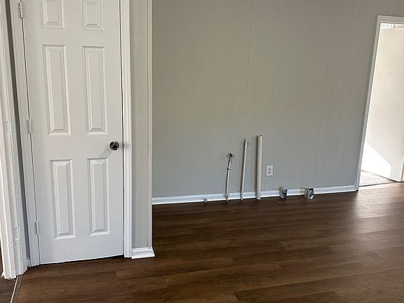 3rd image of 1611 Warren Cir