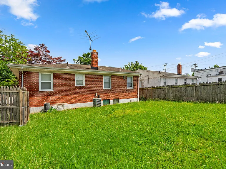 10112 Sutherland Rd — Photo 26