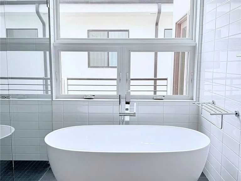 1729 S Barrington Ave #3 — Photo 9