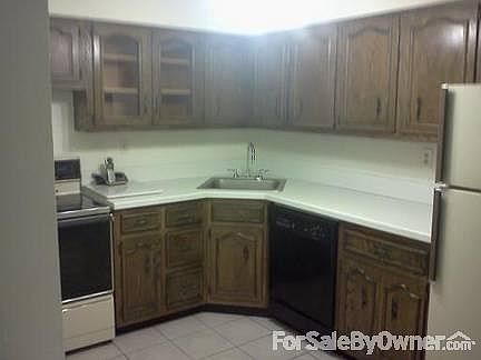 Kitchen.
						:
						Kitchen with all appliances and room for table.