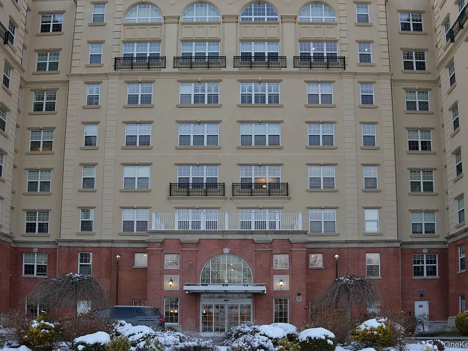 10 Byron Pl #601