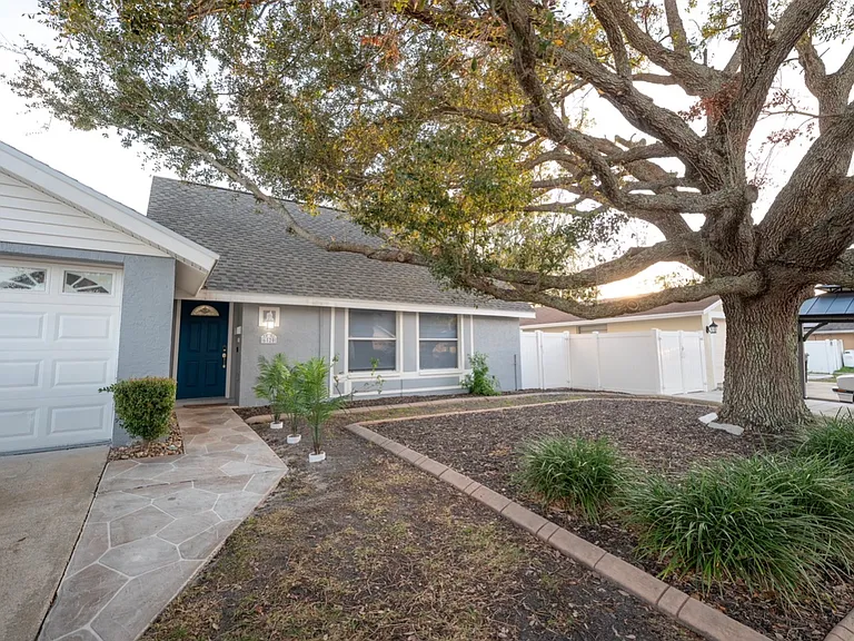 6820 Fountain Ave — Photo 2