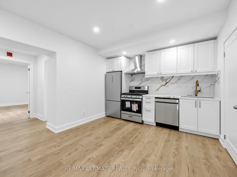 229 Spadina Ave #202
