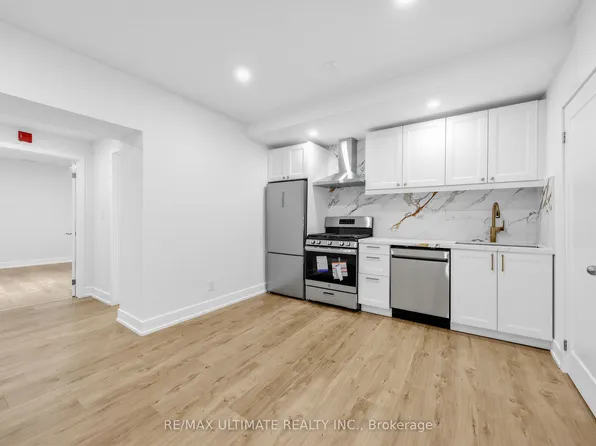 229 Spadina Ave #202, Toronto, ON M5T 2E2