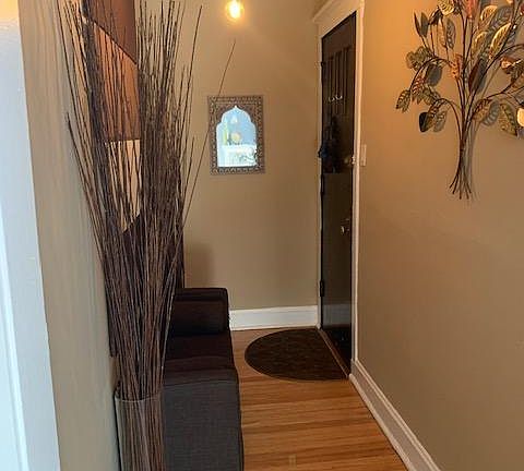 3rd image of 829 W Cornelia Ave APT 3E