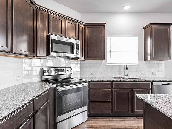 3rd image of 2204 Clove Ct