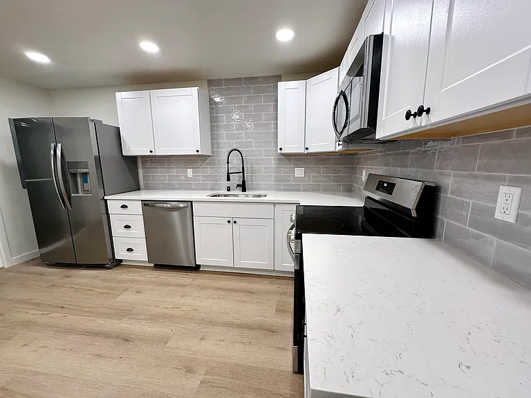 1016 W 23rd St — Photo 9