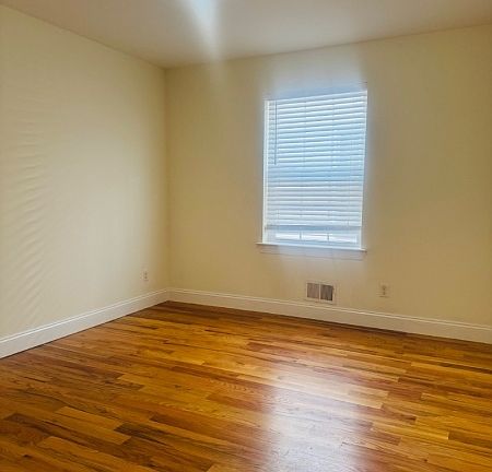 5th image of 523 Broadway