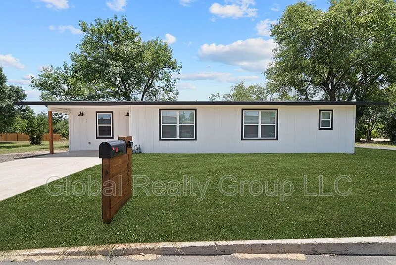 3 bed, 2.0 bath, 1460 sqft, $1,575 — Photo 2
