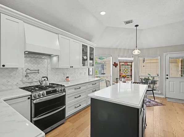 933 Mystic Village Ln, Seabrook, TX 77586