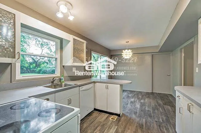 12319 Stafford Ln — Photo 8