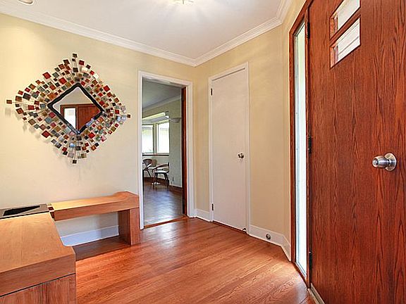 4th image of 8 Round Hill Ln