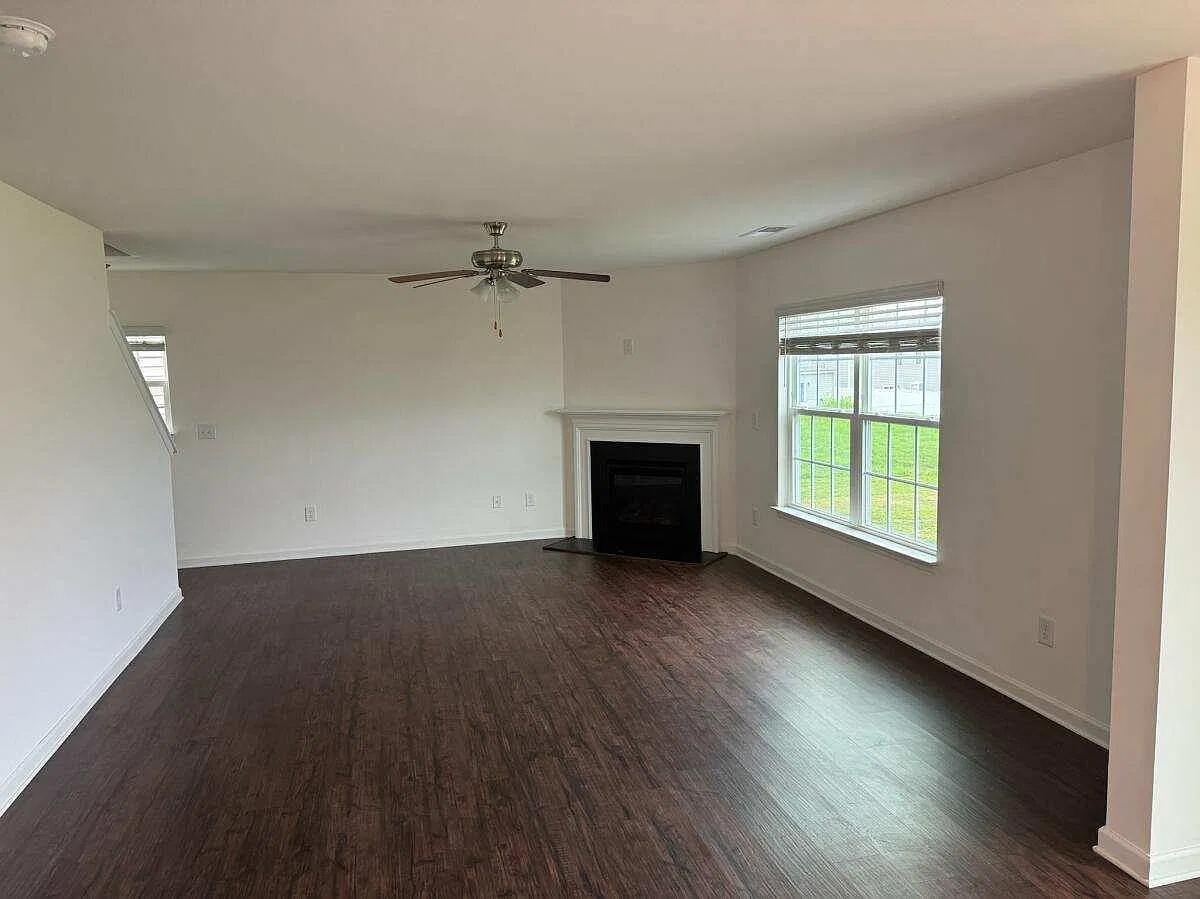 4 bed, 2852 sqft, $2,300 — Photo 4
