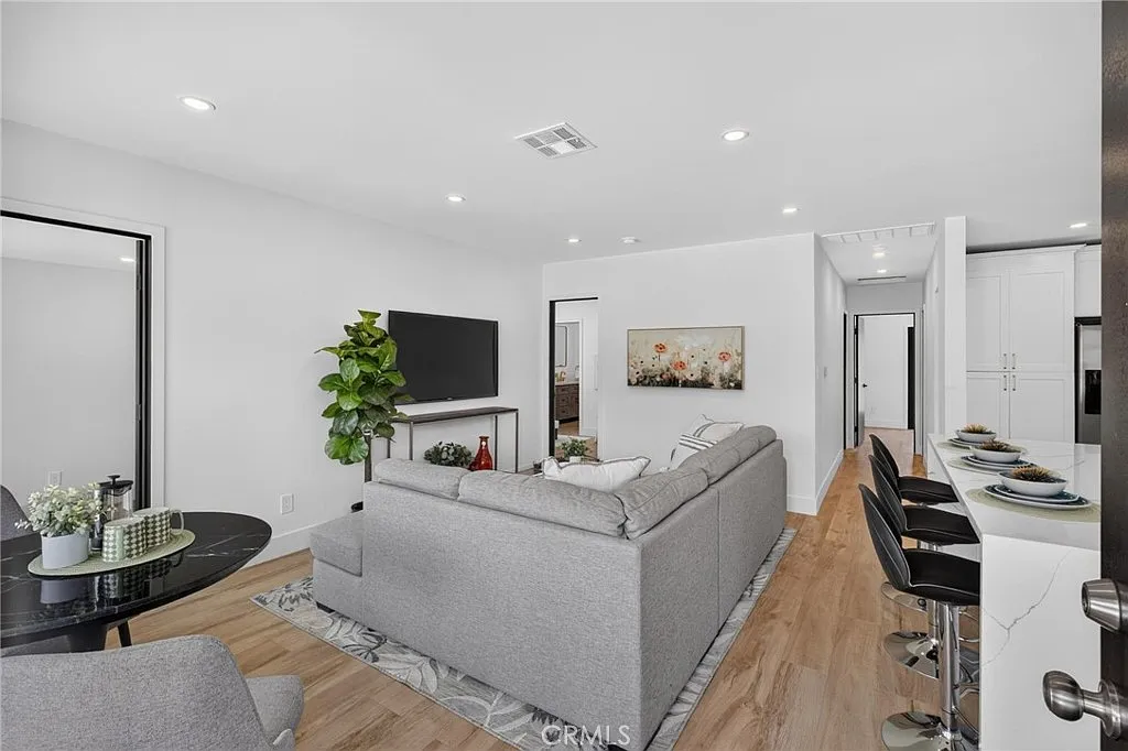 4 bed, 1310 sqft, $4,500 — Photo 4