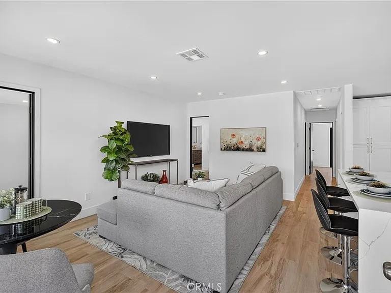 1223 W 23rd St — Photo 4