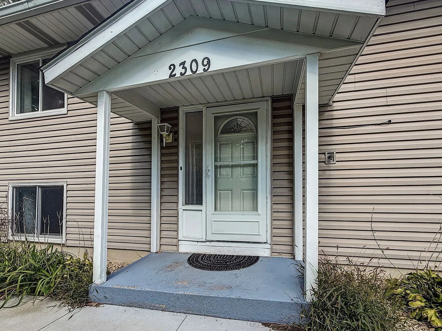 4 bed, 2.0 bath, 1734 sqft, $2,600 — Photo 2