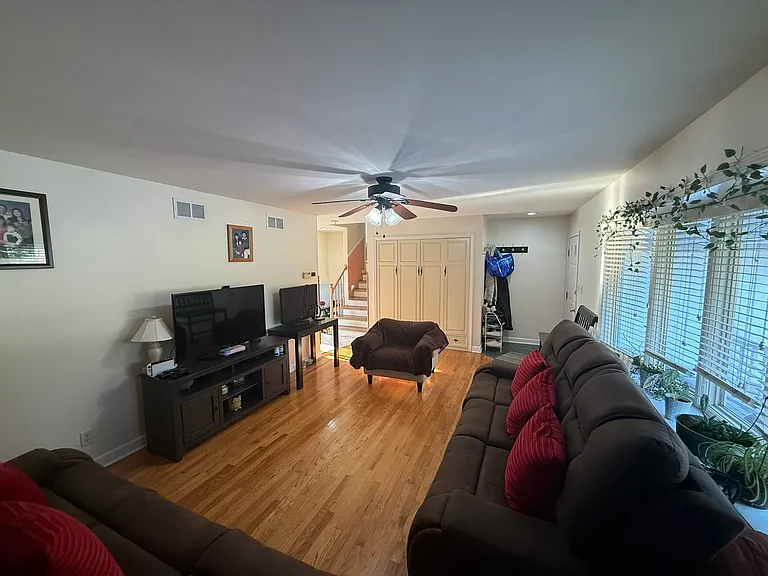 1021 Stonegate Rd — Photo 3