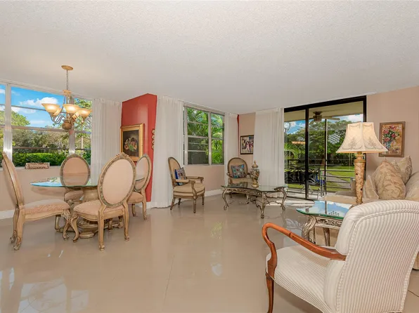 1200 Saint Charles Place #L-19, Pembroke Pines, FL 33026