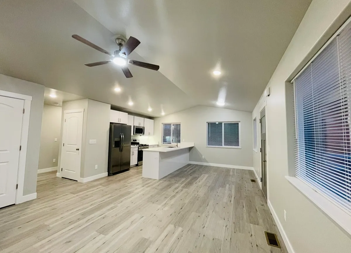 Building Photo - 6150 W Karen St #2