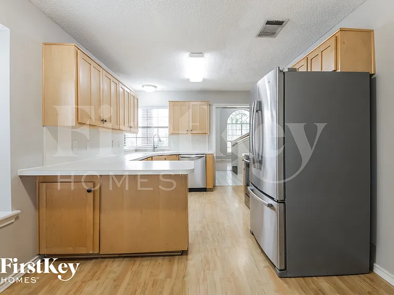 2026 Greenview Dr — Photo 9
