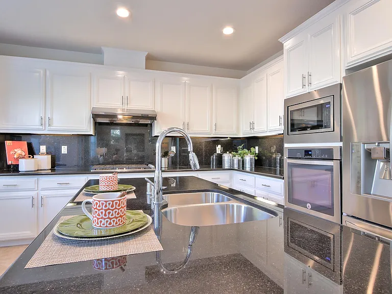 1130 E River Pkwy — Photo 10