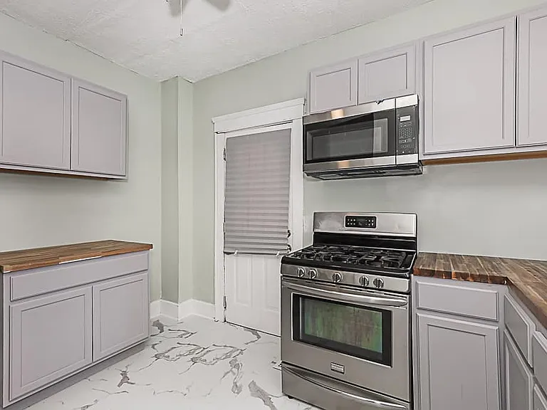 275 E York St — Photo 16