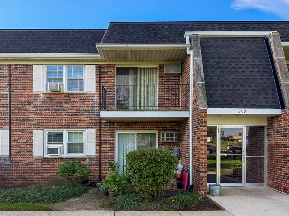 2419 Ogden Ave APT 8, Downers Grove, IL 60515