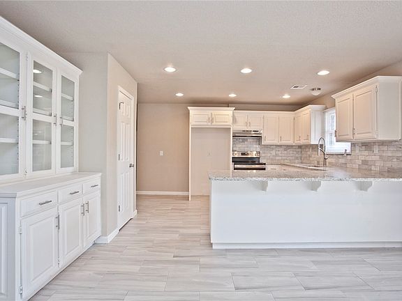 5th image of 3412 West Dr