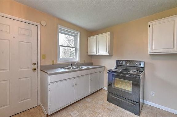 5th image of 2738 W Walnut St