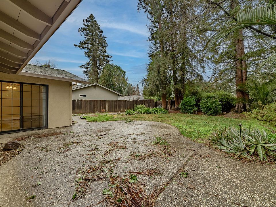 1st image of 910 Walnut Woods Ct
