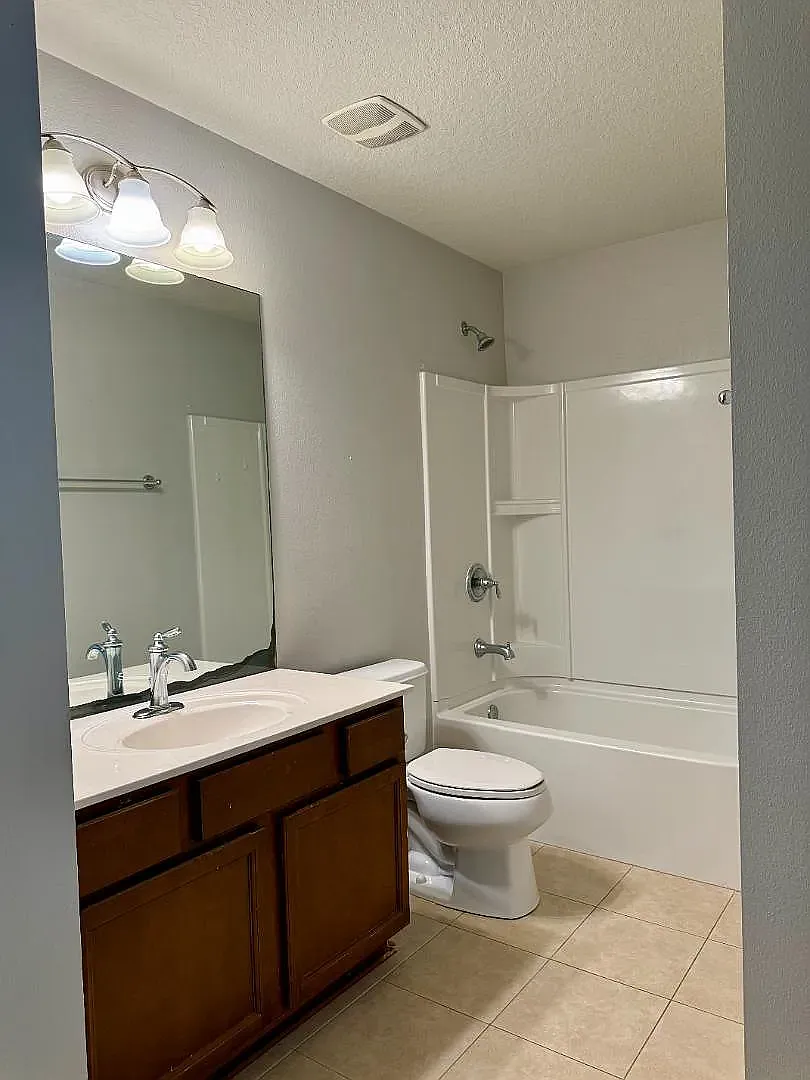 3 bed, 2.5 bath, 2047 sqft, $2,275 — Photo 2