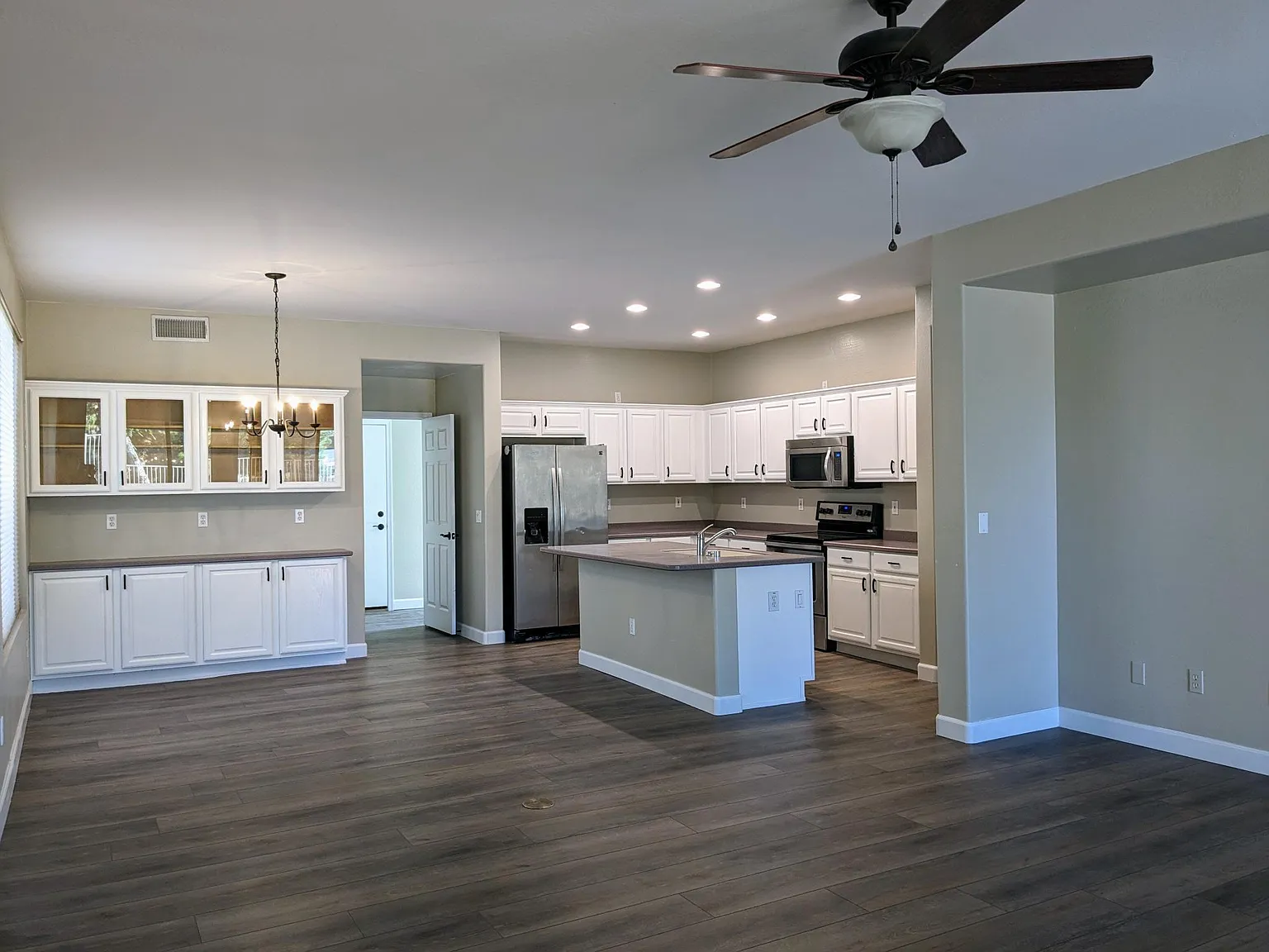 5 bed, 2759 sqft, $3,050 — Photo 4