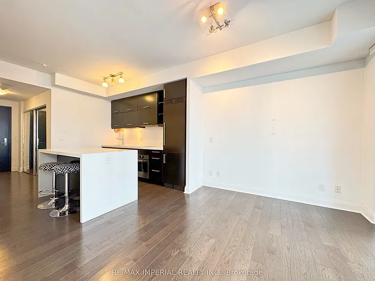 1080 Bay St #909 — Photo 3