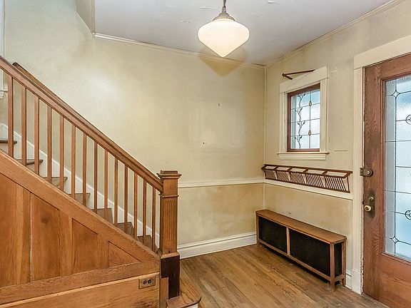 4th image of 619 Clarence Ave