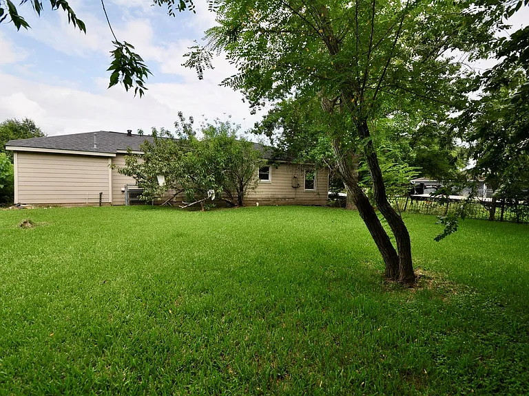7622 Darnay Dr — Photo 4