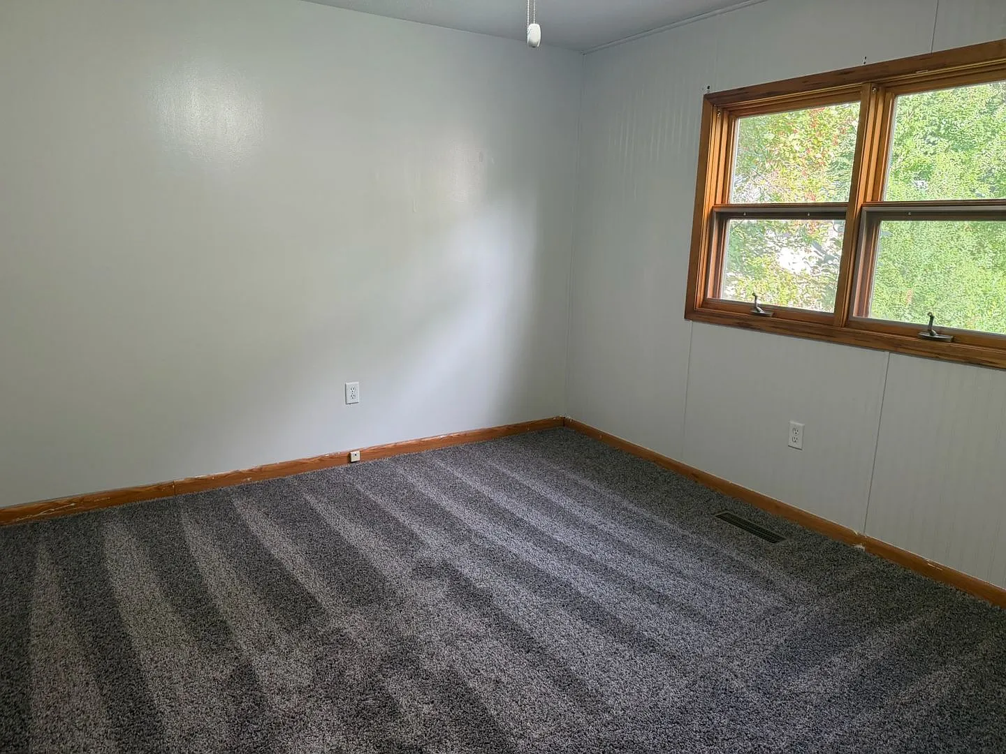 Charming Home in Prime Minot Location — Photo 2