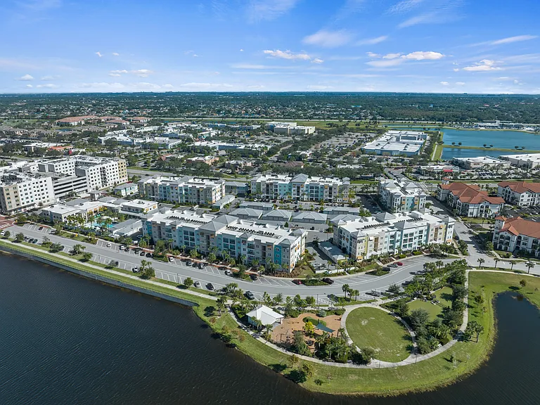 Centre Pointe Apartments — Photo 65