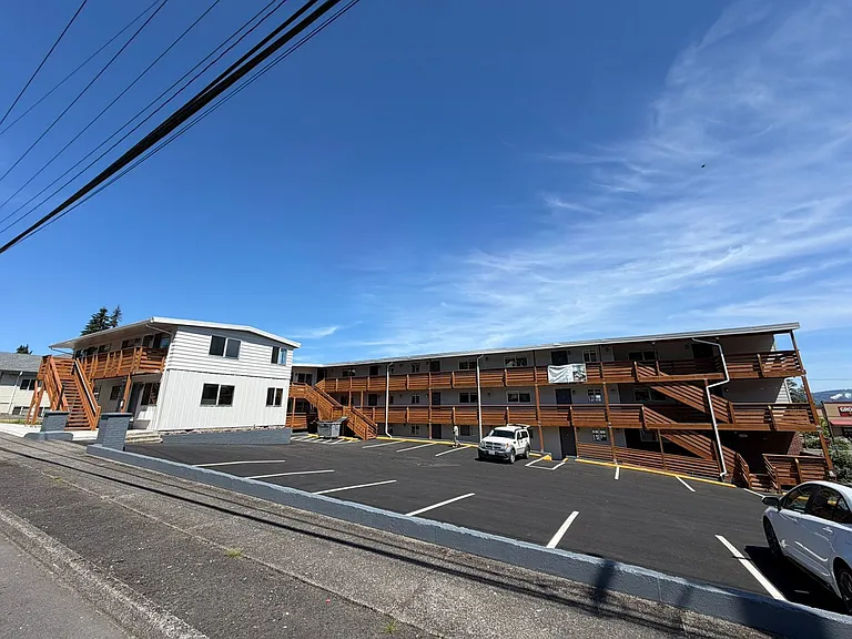 309 W C St — Photo 2
