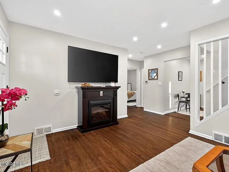5 Lois Ave — Photo 23