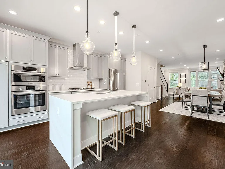 10326 Grosvenor Pl — Photo 4