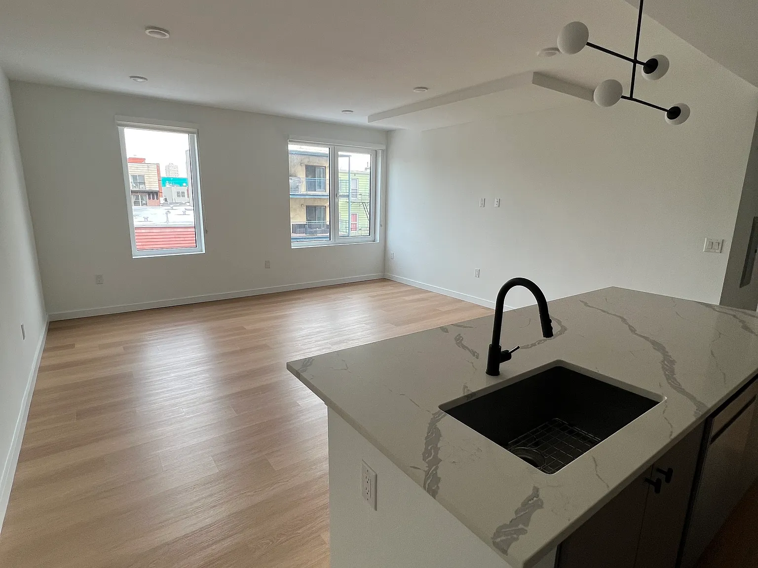 1 bed, 880 sqft, $3,950 — Photo 2